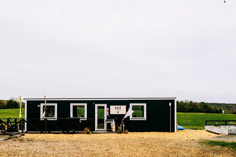 カフェも併設されている　©Kiichi Matsumoto