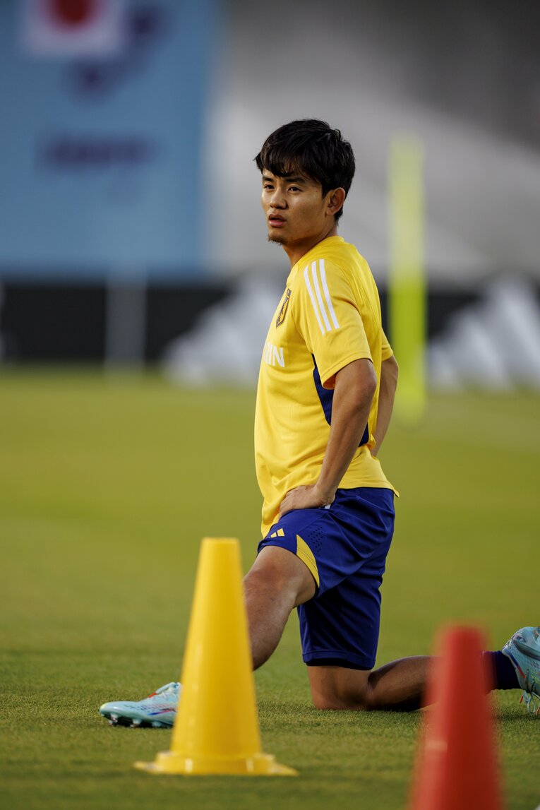 話題となったヒゲ姿の久保　©JMPA