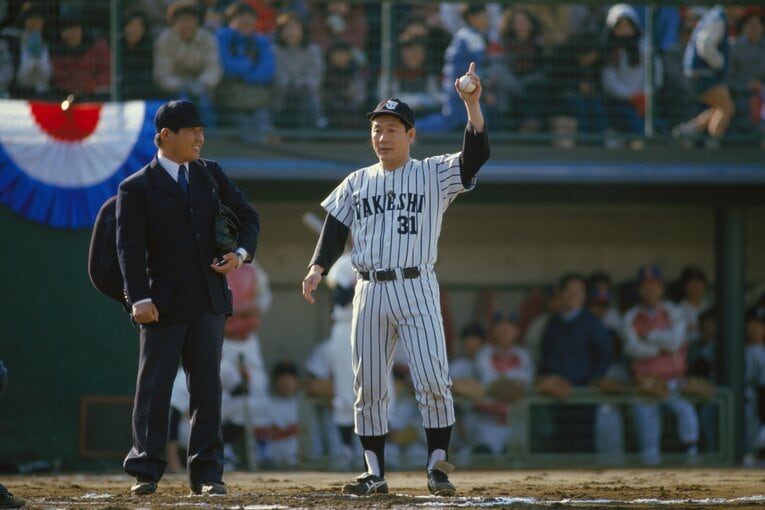 少年野球チームの監督として登場したビートたけし（1985年撮影）　©BUNGEISHUNJU
