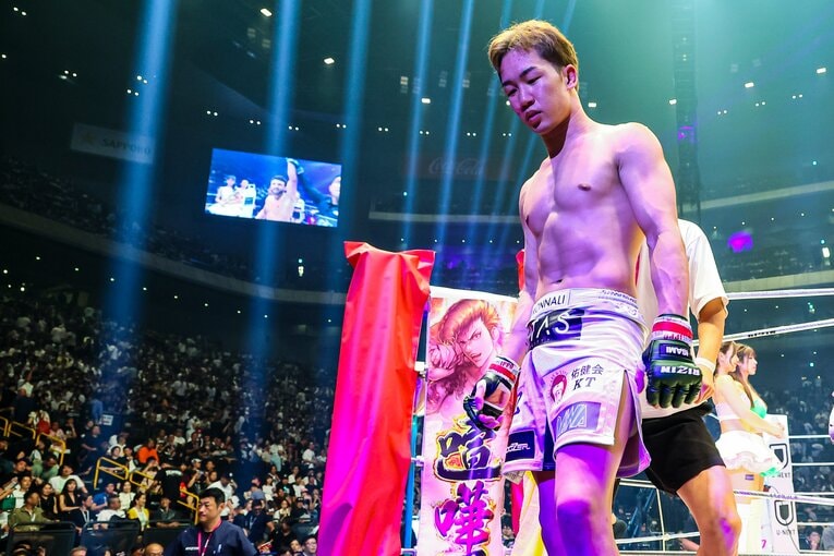 ヴガール・ケラモフに一本負けを喫し、呆然とした表情でリングを去る朝倉未来　©RIZIN FF Susumu Nagao