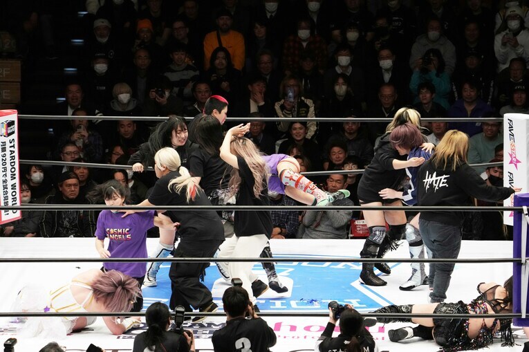 H.A.T.E.とコズミックエンジェルズが入り乱れる　©Masashi Hara