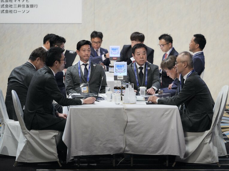 森を2位、1位には同じ高校生の藤川敦也（延岡学園）を指名したオリックス陣営 ©Yuki Suenaga