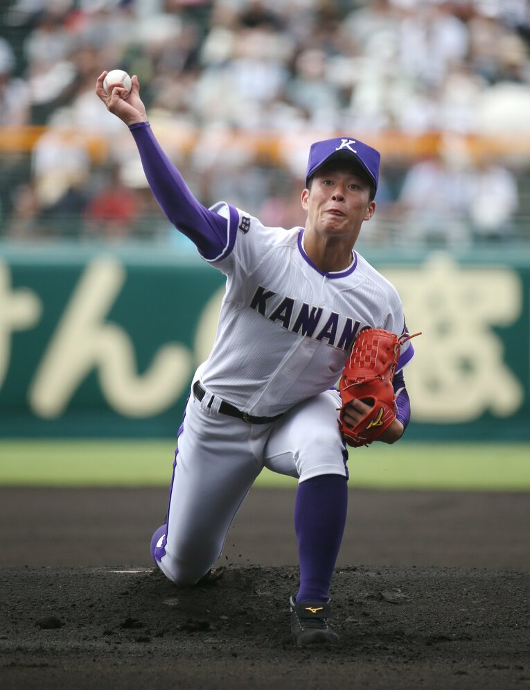 2018年夏の甲子園1回戦で投げる吉田　©AFLO