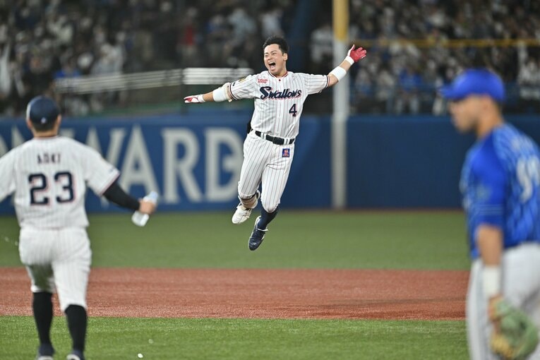 劇的なサヨナラ打を放った丸山に選手たちが駆け寄る　©Hideki Sugiyama