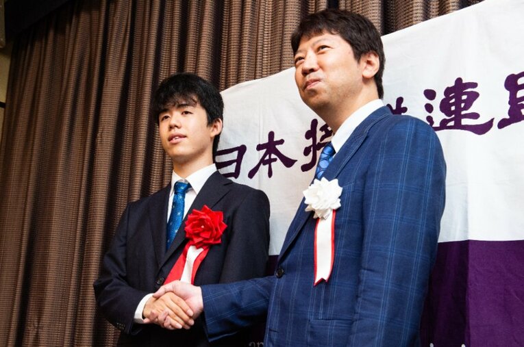 プロデビュー当時は謎に包まれていた藤井聡太の“実力”。だが、師匠の杉本昌隆はその時点で「全冠制覇」の可能性を口にしていたという ／ photograph by Nanae Suzuki