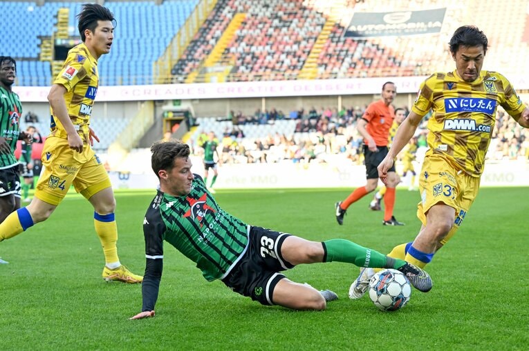 STVVでプレーする岡崎慎司。写真左は橋岡大樹　©Getty Images