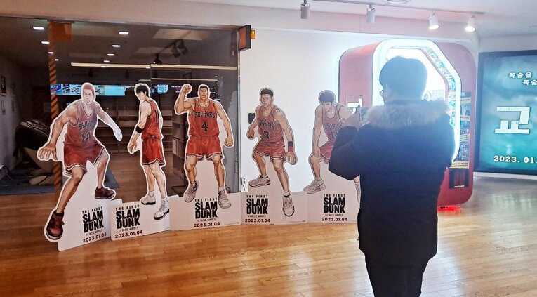 韓国の映画館に設置された湘北高校の選手たちのパネル　©JIJI PRESS