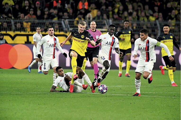 9月18日に開幕した今季は第10節を終えて首位バイエルンとは勝ち点差4の4位につけ（12月11日現在）、虎視眈々とトップをうかがっている ／ photograph by Alexis Réau/L’Équipe