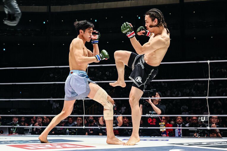 試合は蹴りの攻防からスタート　©RIZIN FF Susumu Nagao