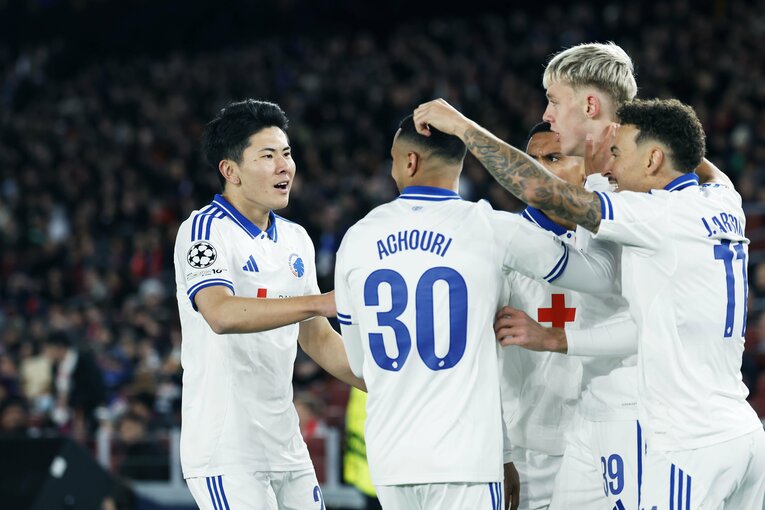 日本代表22歳DFがCLバルサ戦で「ボランチなの!?」「レバンドフスキに頭1つ飛び出て空中戦勝利」超ポリバレントな鈴木淳之介にカメラマン驚き(10)