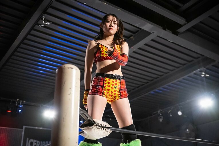 引退試合に入場し、ポーズを決める無村架純