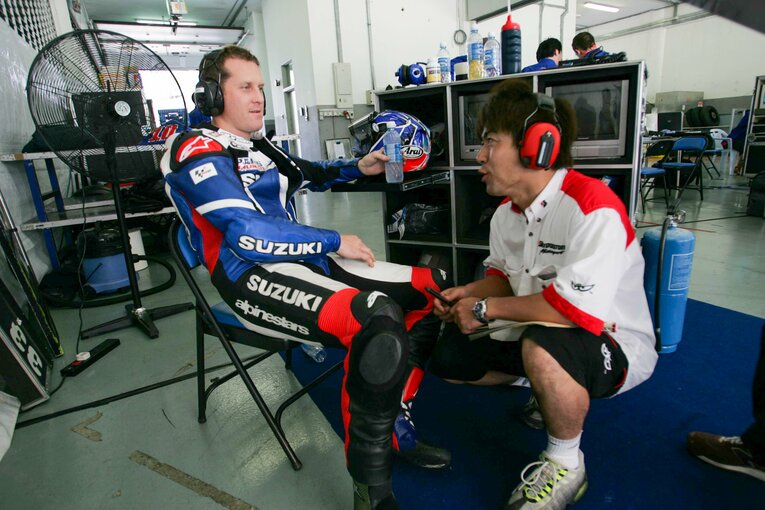 ブリヂストンのスタッフとしてケニー・ロバーツ・ジュニア（ズズキ在籍時の登録名はケニー・ロバーツ）と話す東　©Satoshi Endo