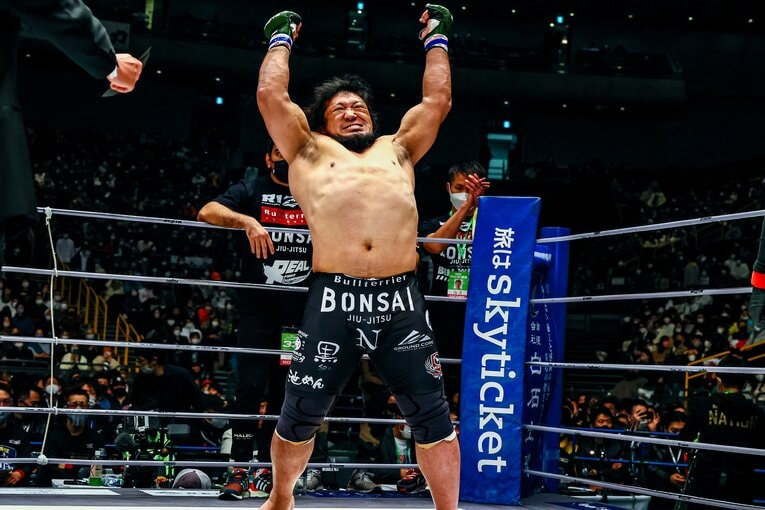 大きなアクションで観客を煽る関根　©RIZIN FF Susumu Nagao