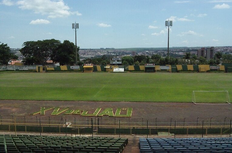 現在のキンゼ・デ・ジャウーのスタジアム。このスタンドが、カズコールで揺れた。 ／ photograph by Hiroaki Sawada