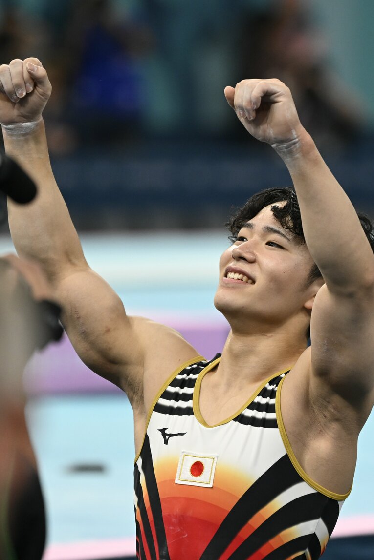 中国・張博恒のスコアが表示され金メダルが確定すると、大きなガッツポーズを作った　©Asami Enomoto/JMPA