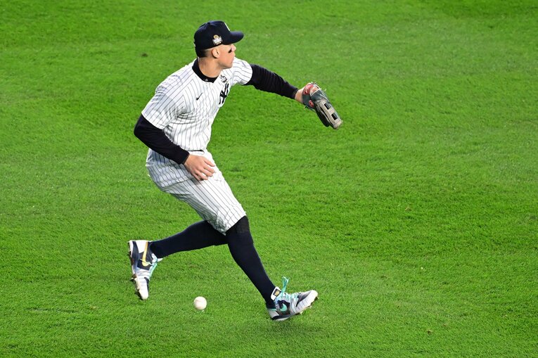 逆襲の流れに水を差した名手アーロン・ジャッジの落球。レギュラーシーズンを含め、今季初のエラーだった　©︎Getty Images