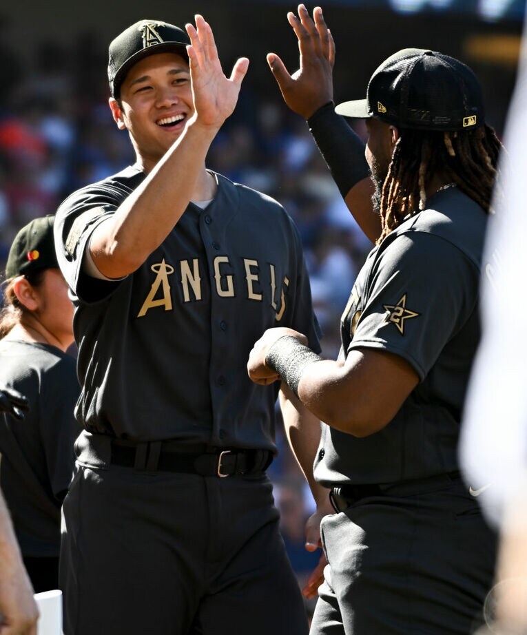 ゲレーロJrとハイタッチ　©Getty Images