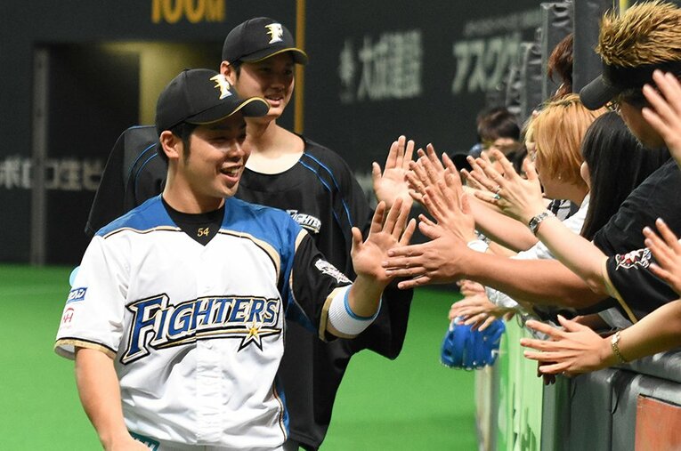 2015年、日本ハム時代の近藤と大谷　©JIJI PRESS