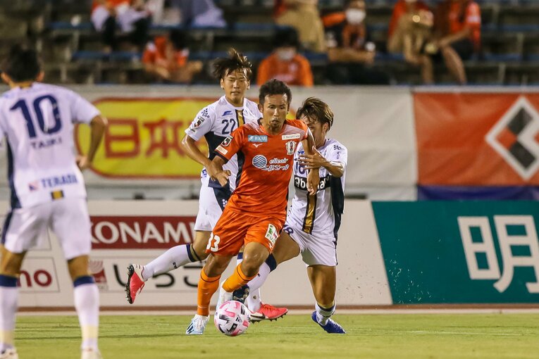 愛媛FC時代の山瀬。FC町田ゼルビア戦で21年連続ゴールを記録した　©︎J.LEAGUE