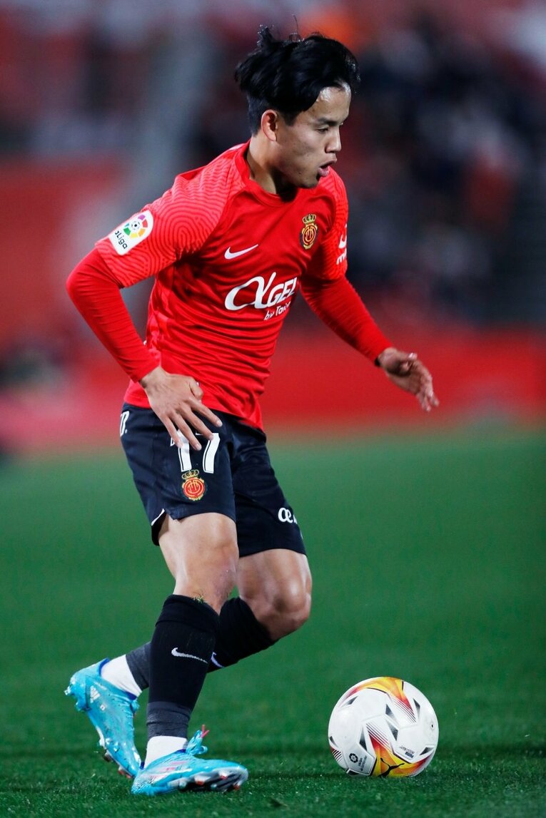 久保建英の“劇的決勝ゴール後に消えた疾走”は「客席に飛び込みたかったけど高すぎて無理」だった？《カメラマンが見た真相》(53)