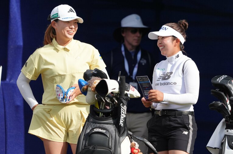 今年4月のシェブロン選手権で山下美夢有（右）と談笑する渋野日向子 ／ photograph by Shizuka Minami