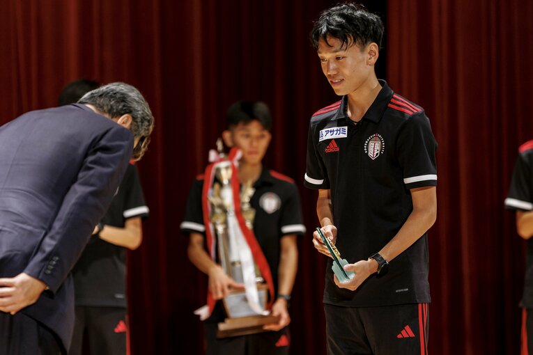 第56回全日本大学駅伝、表彰式での國學院大チーム　©Kiichi Matsumoto