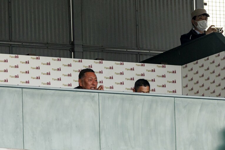 息子の活躍を見守る清原さん　©Kiichi Matsumoto