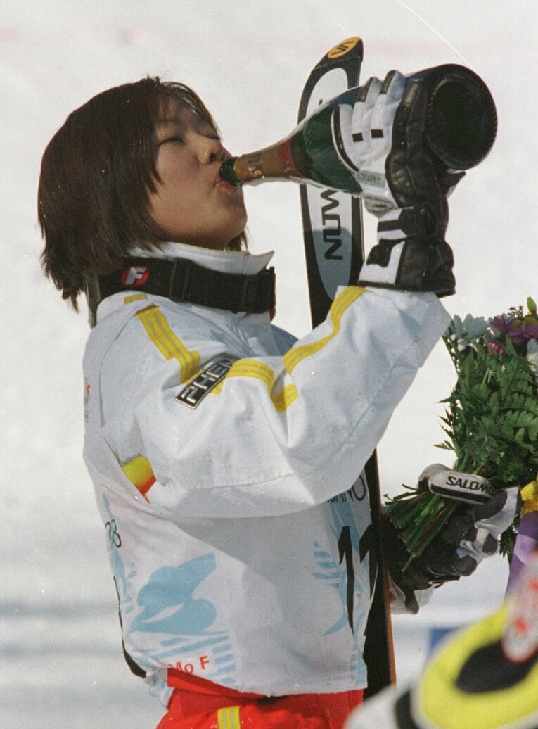 長野五輪で金メダルを獲得した直後、シャンパンをがぶ飲みするパフォーマンス　©Getty Images