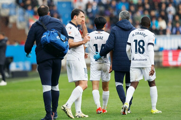 久保建英22歳ケガの悲運→相手DFが痛めた足をストレッチ、“元恩師”の敵将も心配そうに…撮影者が肌で感じる「バスク対決、タケへの敬意」(15)