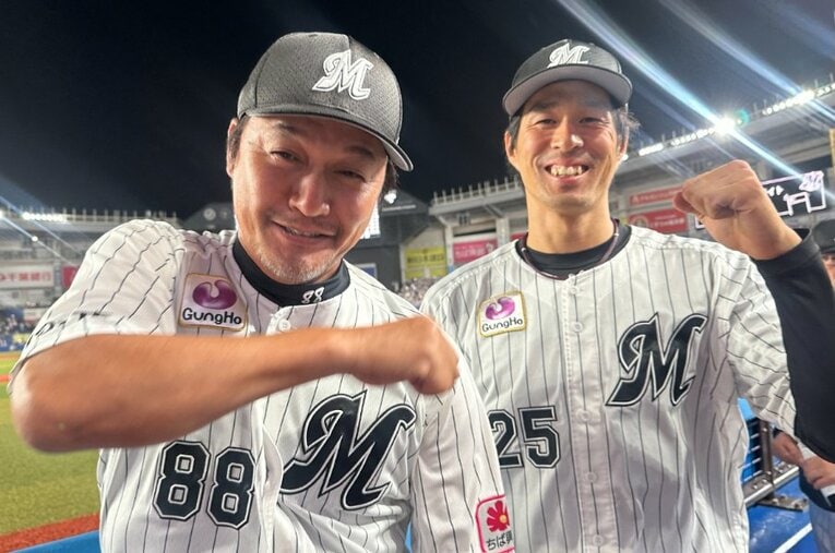 自身が持つ記録を破った岡（右）の快挙にわざと悔しそうな表情を作る金子コーチ　 ／ photograph by Chiba Lotte Marines