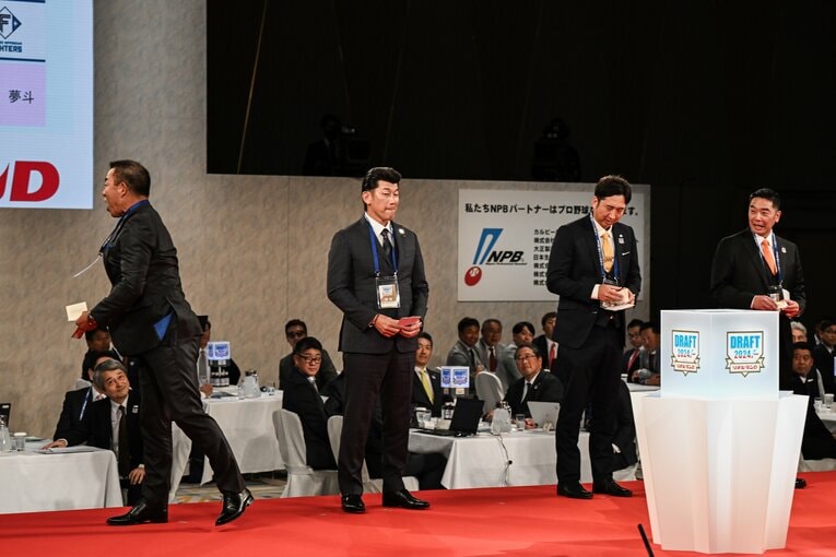 クジに外れ無念そうな三浦監督と大喜びの中日・井上監督　©Nanae Suzuki