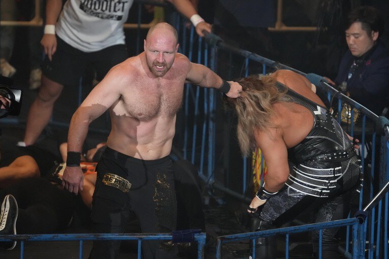 場外でEVILを痛めつけるジョン・モクスリー　©Essei Hara