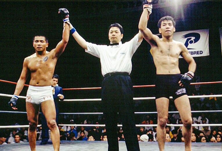 1999年9月、現在はトレーナーとして活躍する阿部裕幸とドロー　©Susumu Nagao