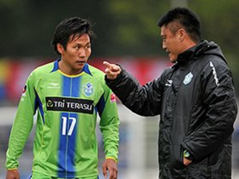 “カオス”を生み出す超攻撃的3-4-3。湘南が挑む、目が離せないサッカー。(3)