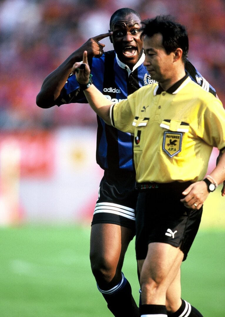 審判に激怒するエムボマ　©Sports Graphic Number