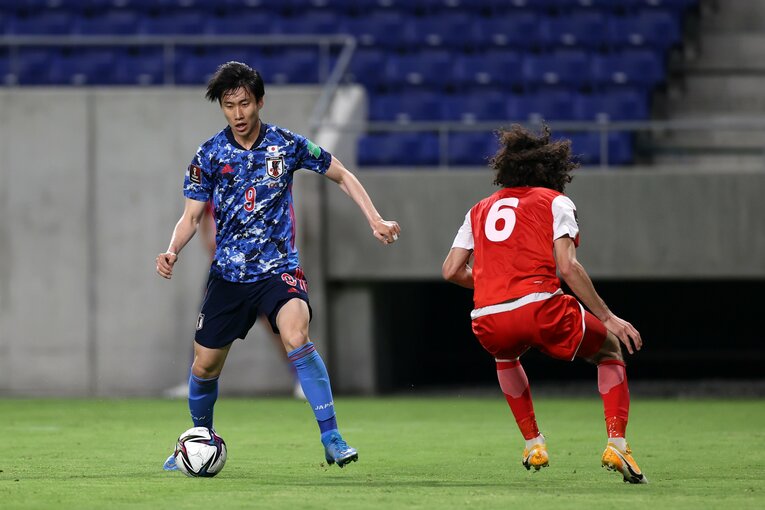 後半から出場した鎌田。同じく後半から出場した守田とともにチームの攻守にリズムを生んだ　©Getty Images