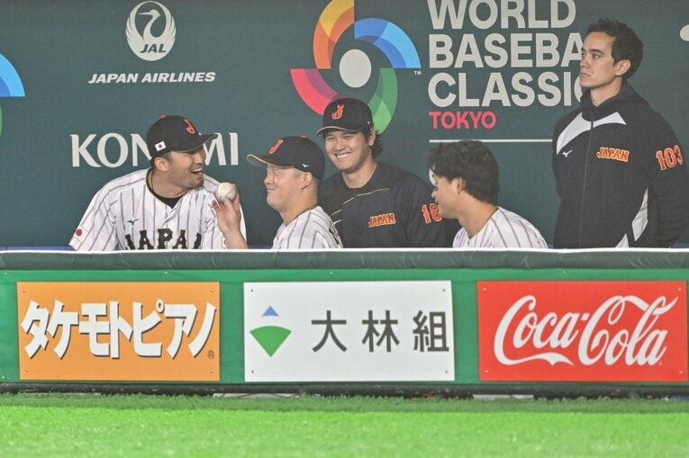 チェコ戦のベンチで鈴木誠也、牧秀悟らと笑顔の大谷翔平　©Nanae Suzuki