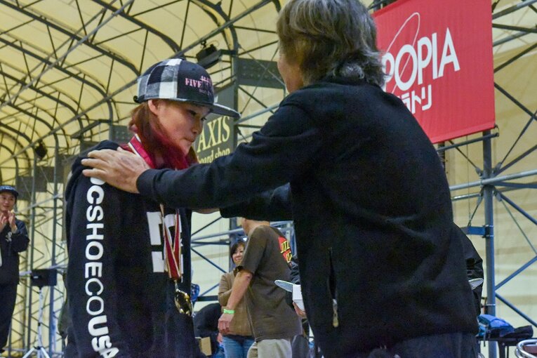 ストリート種目でもゴールドメダル。彼女の努力の一端が垣間見える瞬間だ　©Yoshio Yoshida