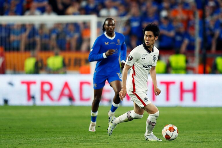 鎌田大地の号泣と“日の丸スパイク”に思い出す4年前の「カタールW杯には絶対出たいですよ」 長谷部誠とのEL優勝写真に“秘められた熱量”とは(18)