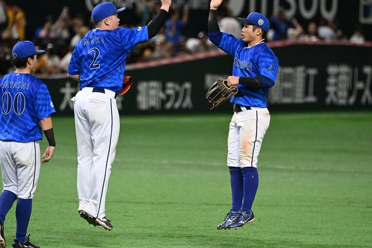 日本シリーズ第4戦、牧秀悟と勝利を喜び合う桑原将志　©Naoya Sanuki