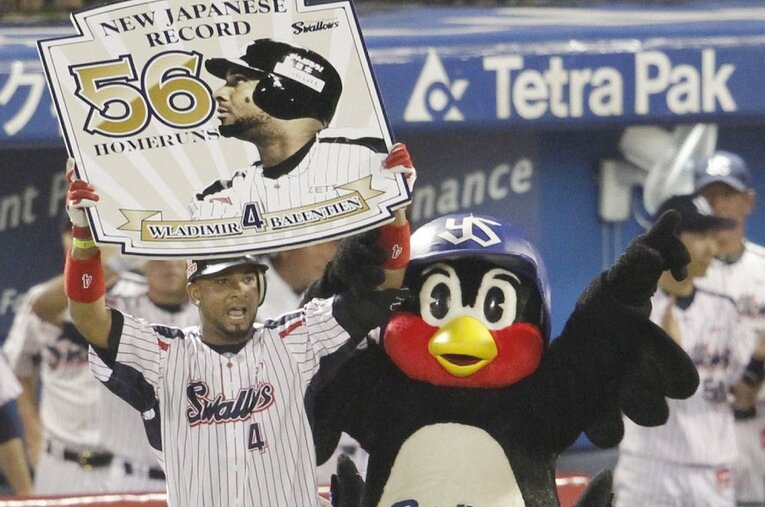 2013年9月15日にプロ野球記録となる56号を放ったヤクルト・バレンティン ／ photograph by KYODO