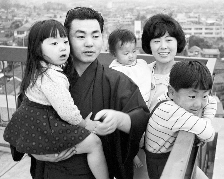 【ひふみんレア写真】1966年の加藤一家（写真は右へ続きます）　©Kyodo News