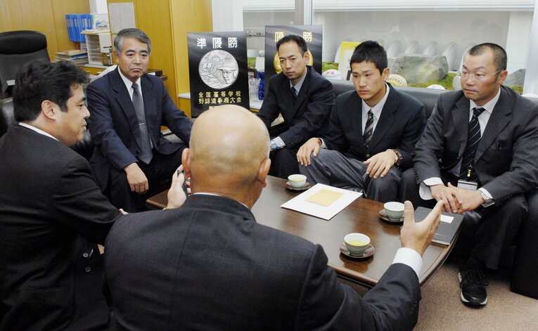 2006年10月、駒大苫小牧高に指名挨拶に訪れた楽天の米田純球団代表（手前左）ら　©︎JIJI PRESS