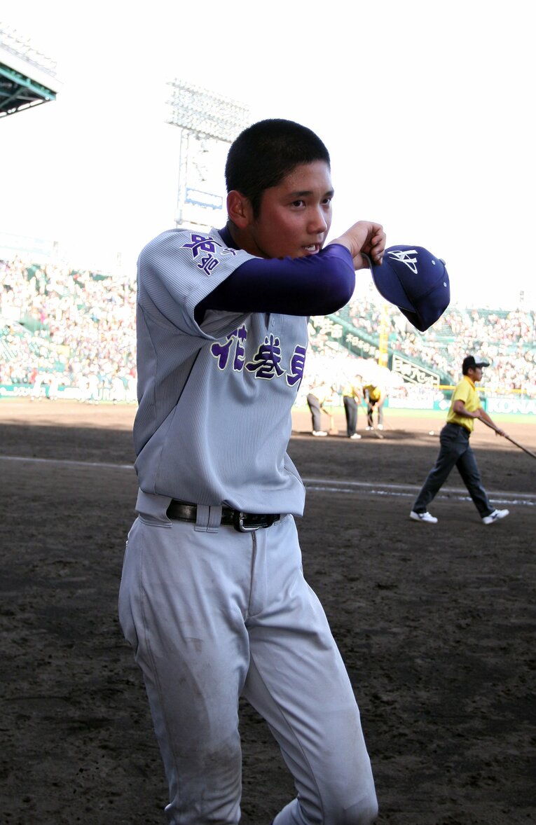 2011年夏の甲子園1回戦、帝京高に敗れ涙を拭う大谷翔平（花巻東高）【スワイプするとそのほかの写真もご覧になれます】　©日刊スポーツ／アフロ