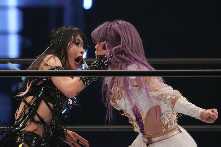 中野たむに張り手を見舞う上谷沙弥　©Masashi Hara