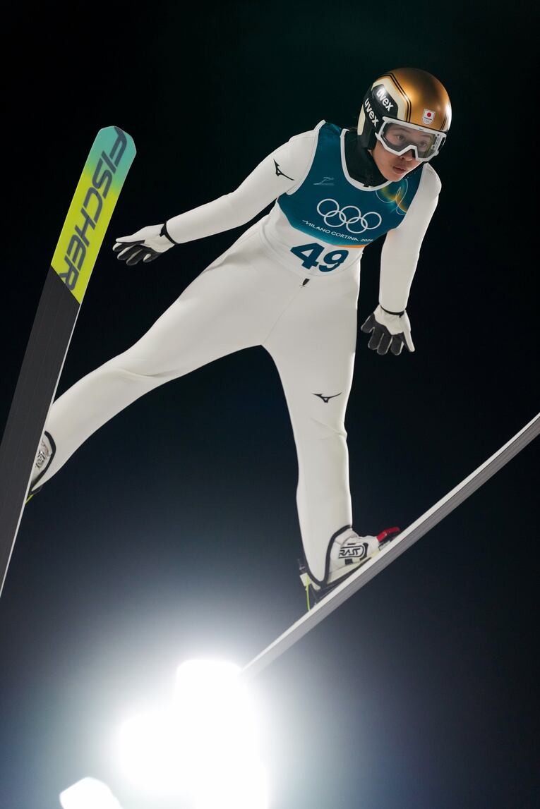 【ミラノ五輪速報写真】初の五輪で銅メダルを獲得した丸山のジャンプ　©JMPA