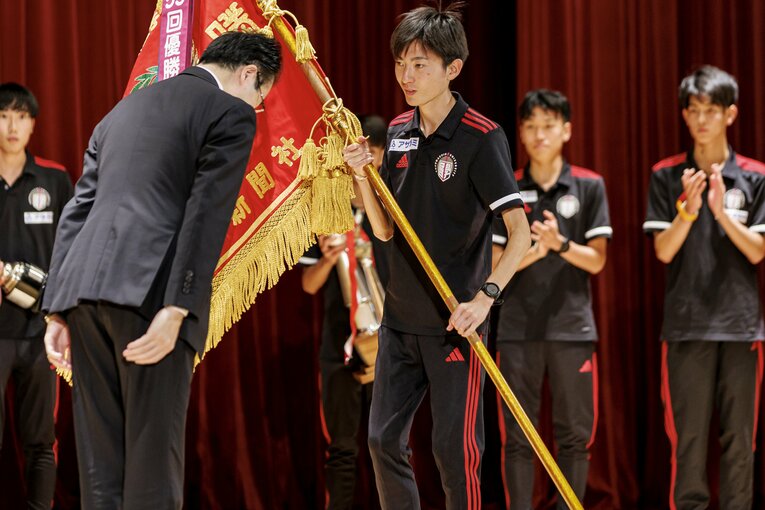 第56回全日本大学駅伝、表彰式での國學院大チーム　©Kiichi Matsumoto
