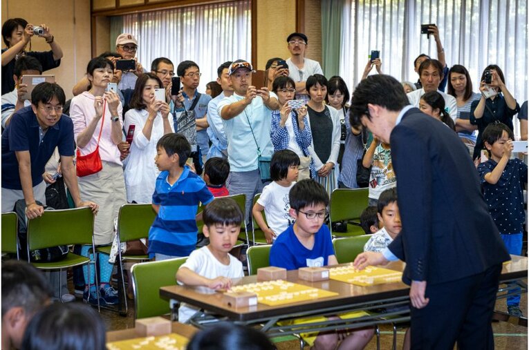 地元・瀬戸市の将棋まつりで子どもたちに指導をする藤井三冠（2019年撮影）　©BUNGEISHUNJU