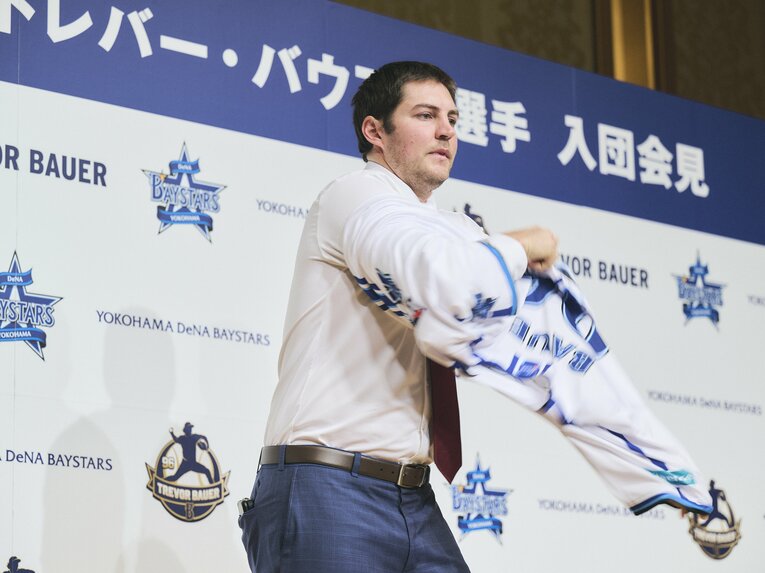 会見中に着替えて…　©Yuki Suenaga