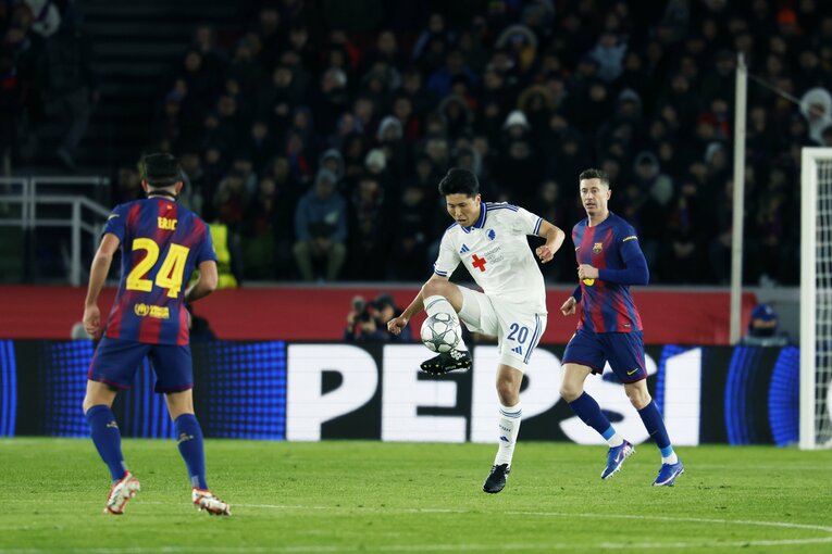 待つだけではなく、果敢にインターセプトも狙って行った（写真は右へ続きます）　©Daisuke Nakashima